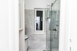 公寓 (2 Bedrooms) | 浴室 | 淋浴设施、免费洗浴用品、吹风机、毛巾