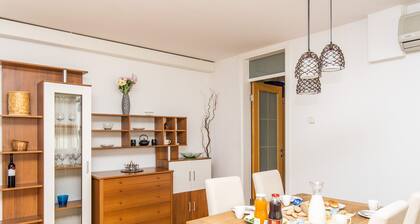 Modern 2bdr Apartment in the Center- Free Parking