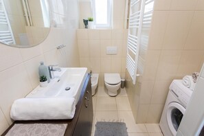 Apartment (0 Bedroom) | Bathroom | Hair dryer, towels - Beautiful Main Square Studio With the Balcony (Zagreb)