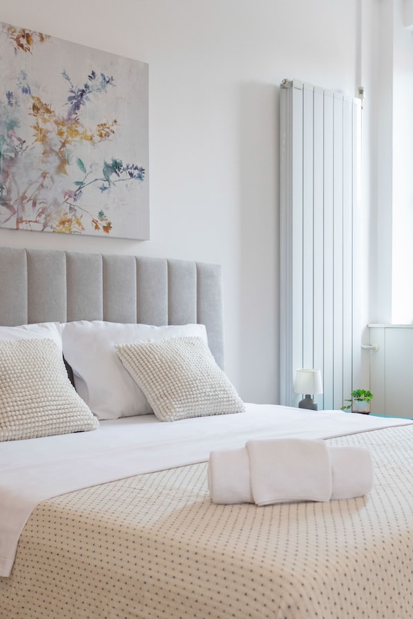 Schreibtisch, laptopgeeigneter Arbeitsplatz, Bügeleisen/Bügelbrett