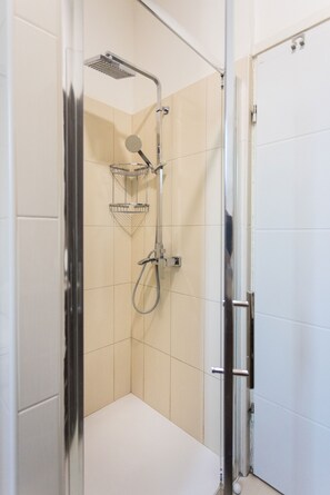Apartment (0 Bedroom) | Bathroom | Hair dryer, towels - Beautiful Main Square Studio With the Balcony (Zagreb)