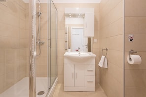 Appartement (1 Bedroom) | Badkamer | Een douche, handdoeken