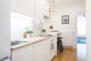 Apartment (1 Bedroom) | Eigene Küche | Ofen, Herdplatte, Kochgeschirr/Geschirr/Besteck