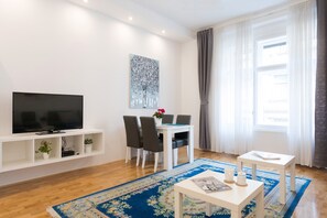 อพาร์ทเมนท์ (1 Bedroom) | ห้องนั่งเล่น | ทีวี 32 นิ้ว พร้อมช่องเคเบิล