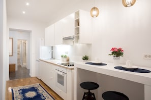 Apartment (1 Bedroom) | Private kitchen | Oven, stovetop, cookware/dishes/utensils