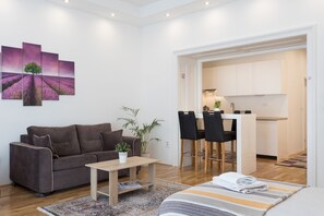 Apartment (1 Bedroom) | Wohnzimmer | 32-Zoll-Fernseher mit Kabelempfang