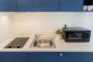 Studio (0 Bedroom) | Private kitchen | Fridge, microwave, stovetop, electric kettle - Bright and Newly Refurbished Studio Near Zrinjevac (Zagreb)