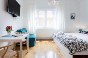 Studio (0 Bedroom) | Desk, laptop workspace, iron/ironing board, free WiFi