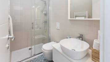 Studio (0 Bedroom) | Bathroom | Shower, free toiletries, hair dryer, towels