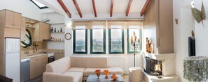 Apartamento superior | Área de estar | TV de tela plana