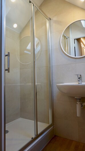 Bathroom - Unit 8 - Charming Loft Apt. Near Avenue Louise  (Brussels)