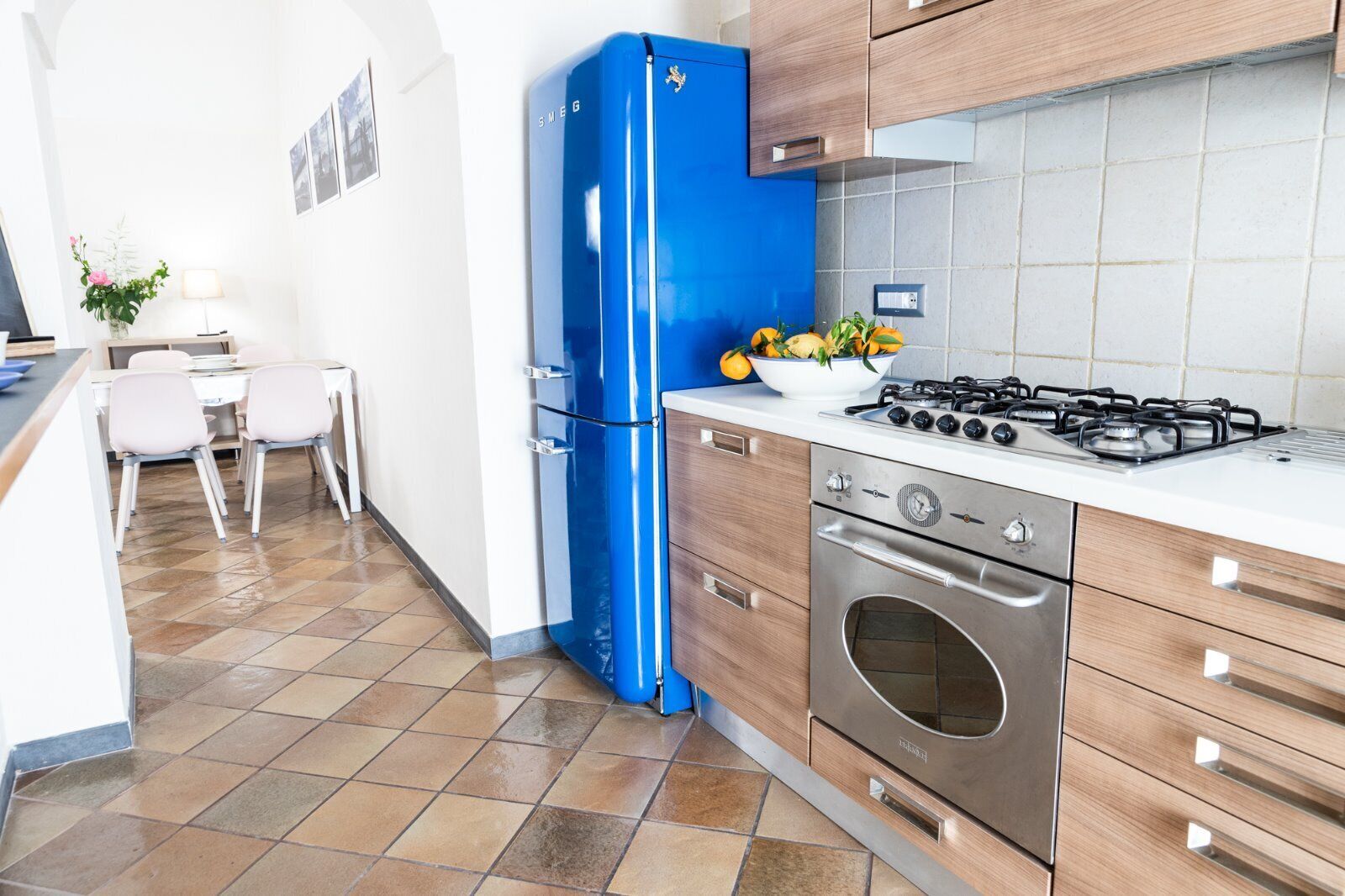 Frigorifero, forno, piano cottura, macchina per tè/caffè