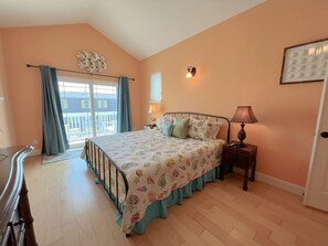 3 bedrooms, WiFi - THE BLUE CRAB - 2nd Row, easy access to beach, great Gulf Views, sleeps 11. (Crystal Beach)