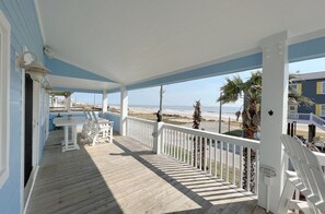 Outdoor dining - THE BLUE CRAB - 2nd Row, easy access to beach, great Gulf Views, sleeps 11. (Crystal Beach)