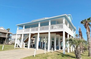 Exterior - THE BLUE CRAB - 2nd Row, easy access to beach, great Gulf Views, sleeps 11. (Crystal Beach)