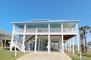 Exterior - THE BLUE CRAB - 2nd Row, easy access to beach, great Gulf Views, sleeps 11. (Crystal Beach)