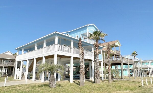 Exterior - THE BLUE CRAB - 2nd Row, easy access to beach, great Gulf Views, sleeps 11. (Crystal Beach)