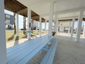 Outdoor dining - THE BLUE CRAB - 2nd Row, easy access to beach, great Gulf Views, sleeps 11. (Crystal Beach)