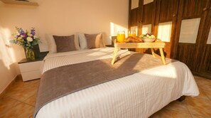 2 bedrooms, desk, iron/ironing board, WiFi