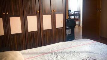 2 Schlafzimmer, Schreibtisch, Bügeleisen/Bügelbrett, WLAN