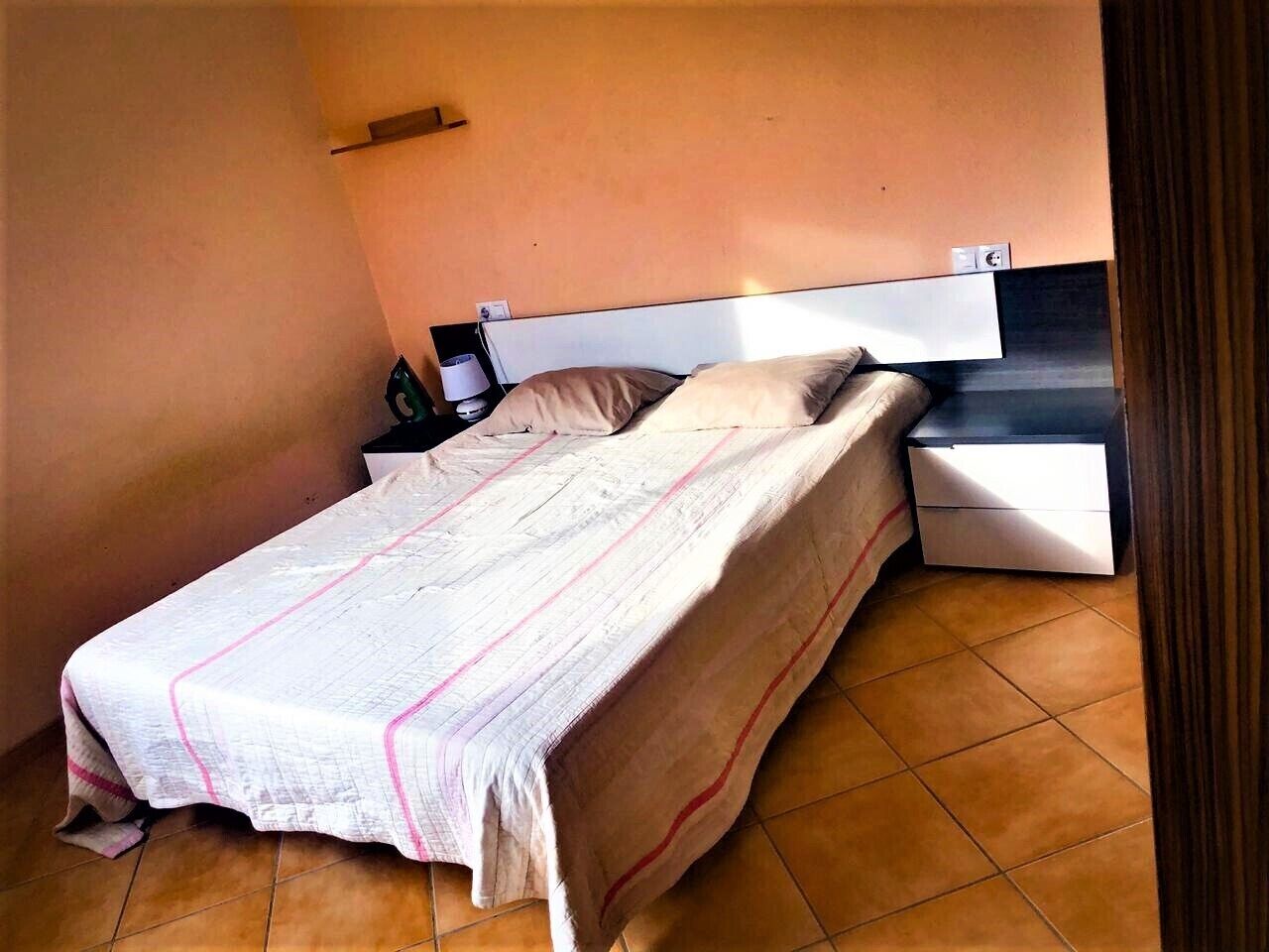 2 dormitorios, escritorio, tabla de planchar con plancha y wifi