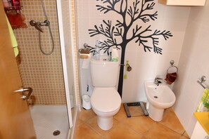 Dusch, hårtork, bidé och handdukar