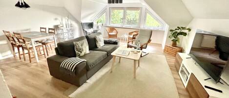 Smart-TV, DVD-Player, BĂŒcher, Videothek