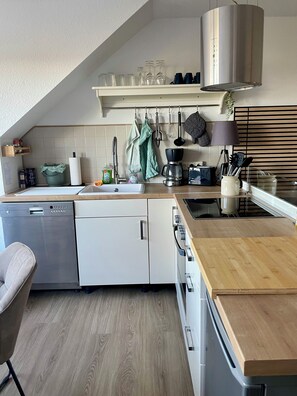 Kylskåp, mikrovågsugn, ugn och spishäll