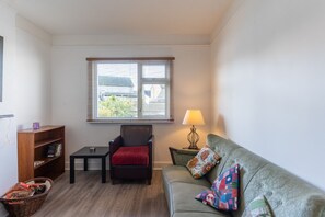 Living room - 3 Bed Quaint House Town Center (Wexford)