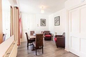 In-room dining - 3 Bed Quaint House Town Center (Wexford)