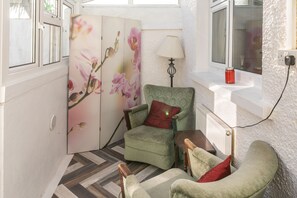 獨棟房屋, 多張床 | 起居區 | 30-吋電視，提供有線頻道