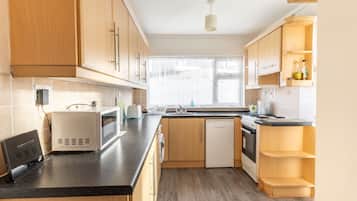 House, Multiple Beds | Private kitchen | Fridge, microwave, oven, stovetop