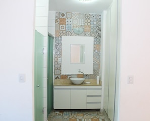 Apartamento | Banheiro | Chuveiro, toalhas de banho