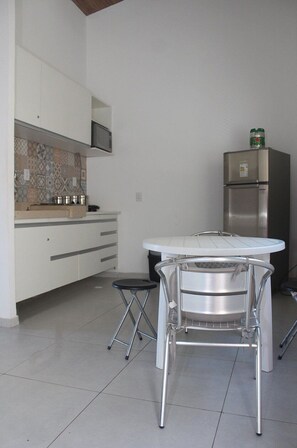 Frigorífico, microondas, placa de cocina y tostadora