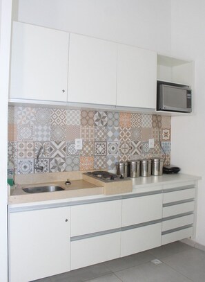 Apartamento | Cozinha privada | Geladeira, micro-ondas, cooktop, torradeira