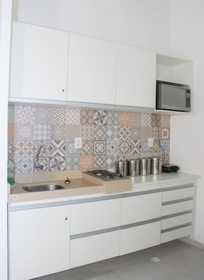 Apartamento | Cozinha privada | Geladeira, micro-ondas, cooktop, torradeira