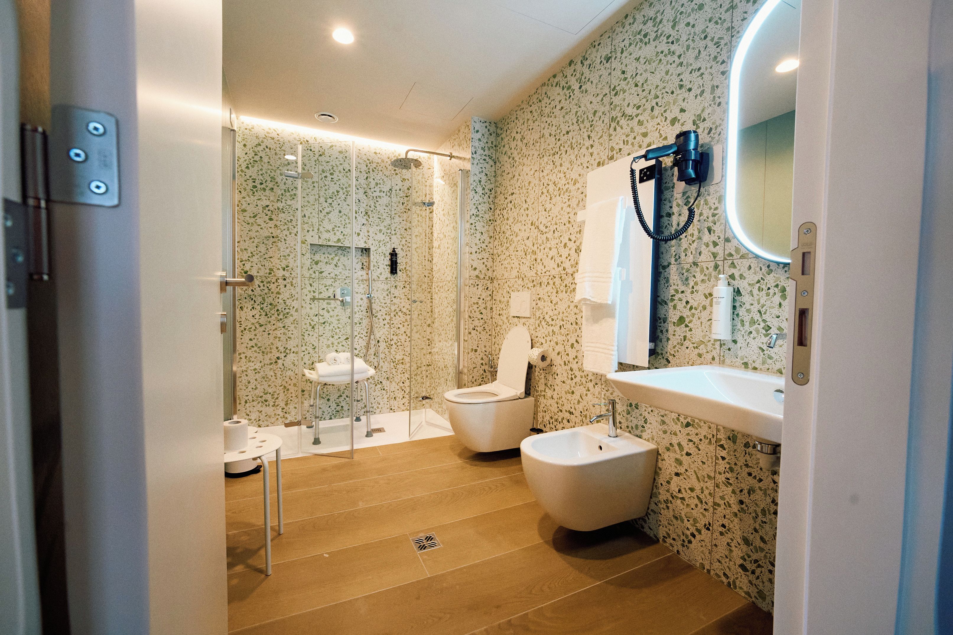 Un baño moderno con ducha, inodoro, bidé y lavabo.