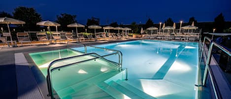 Piscine extérieure (ouverte en saison), parasols de plage