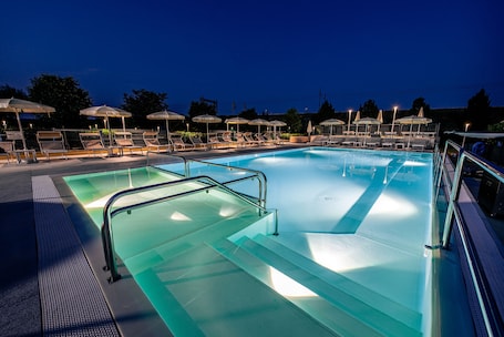 Una piscina al aire libre de temporada, sombrillas. Hotel Fracanzana