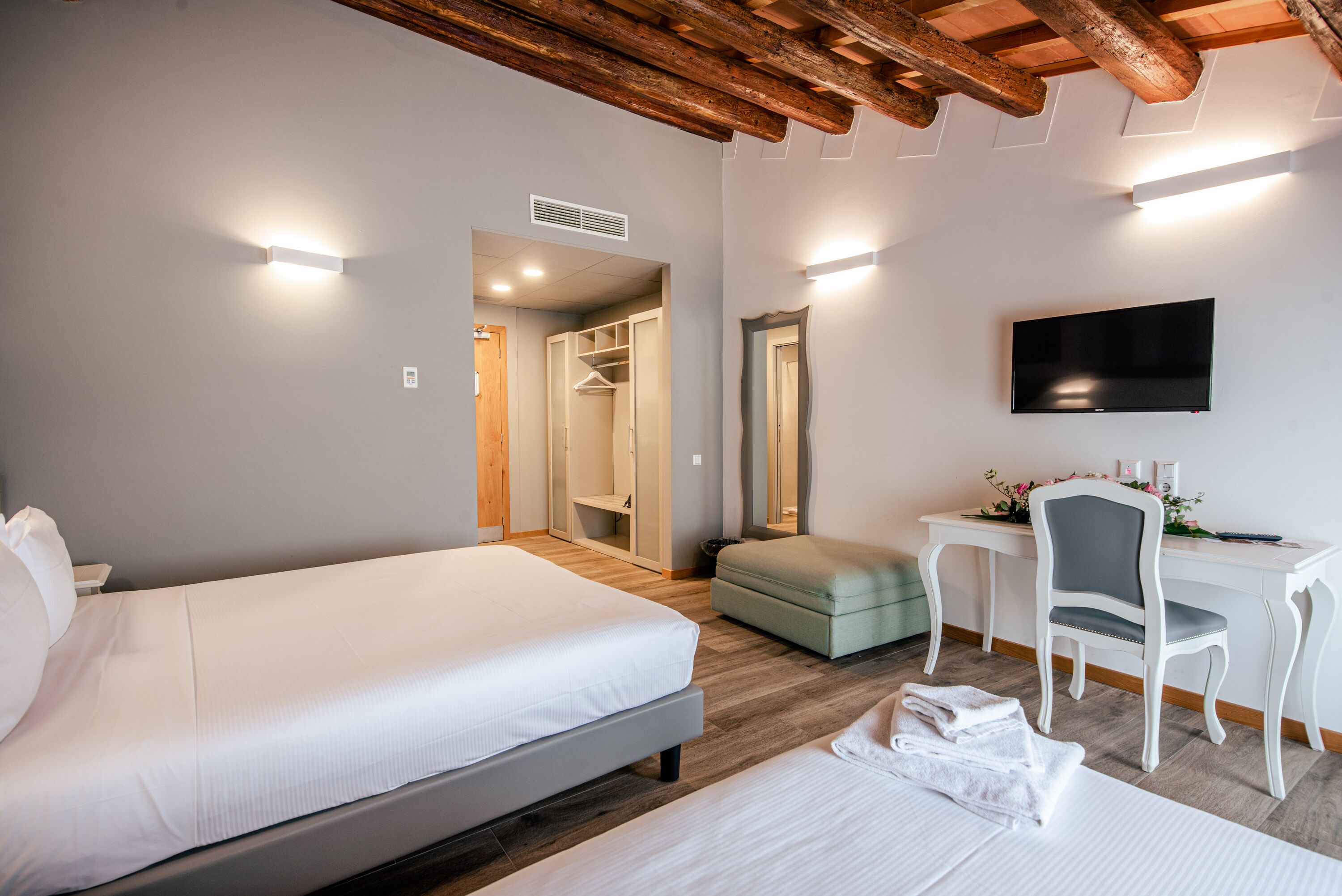 triple room | minibar, in-room safe, individually decorated, desk