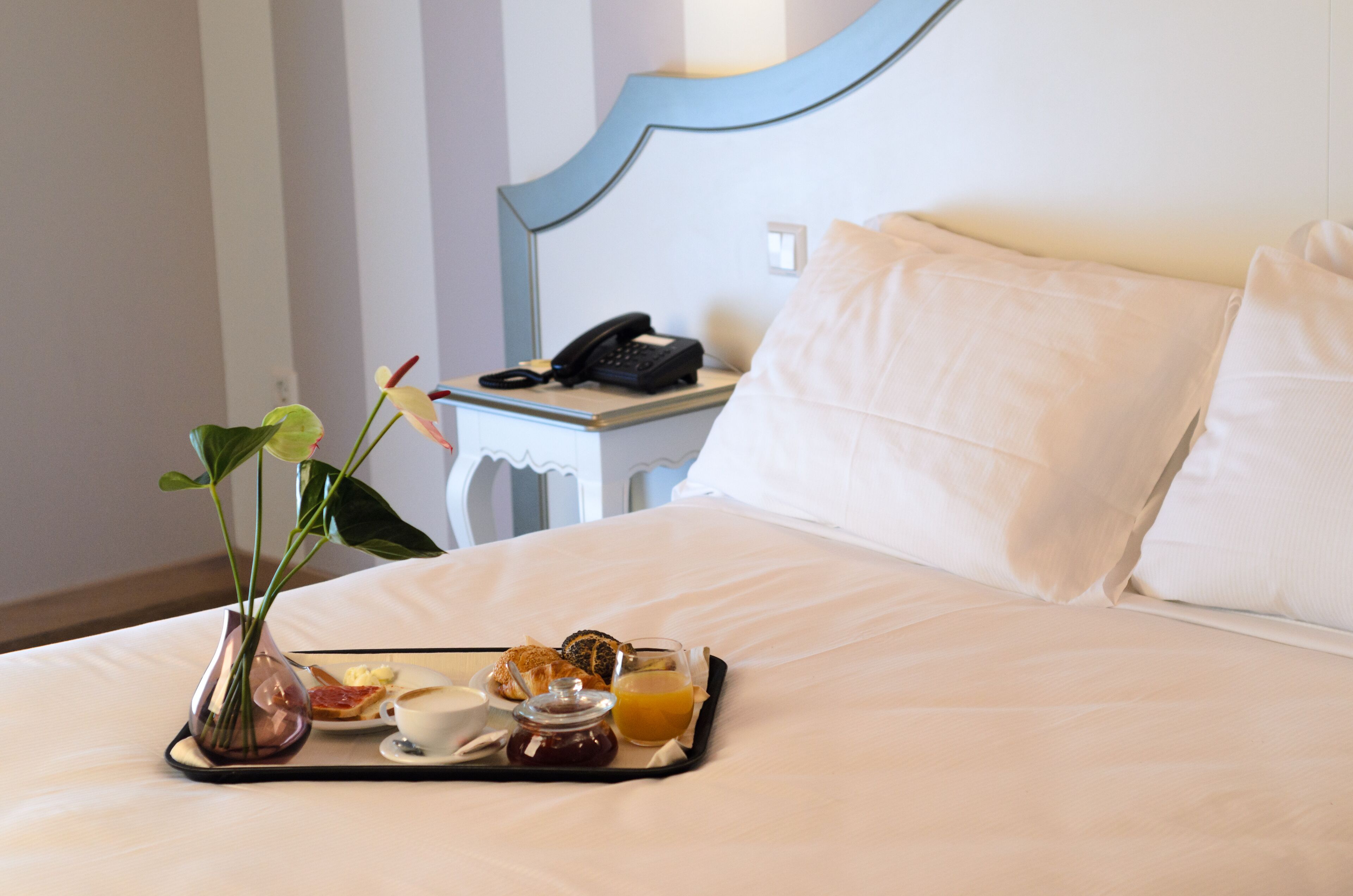 minibar, in-room safe, individually decorated, desk