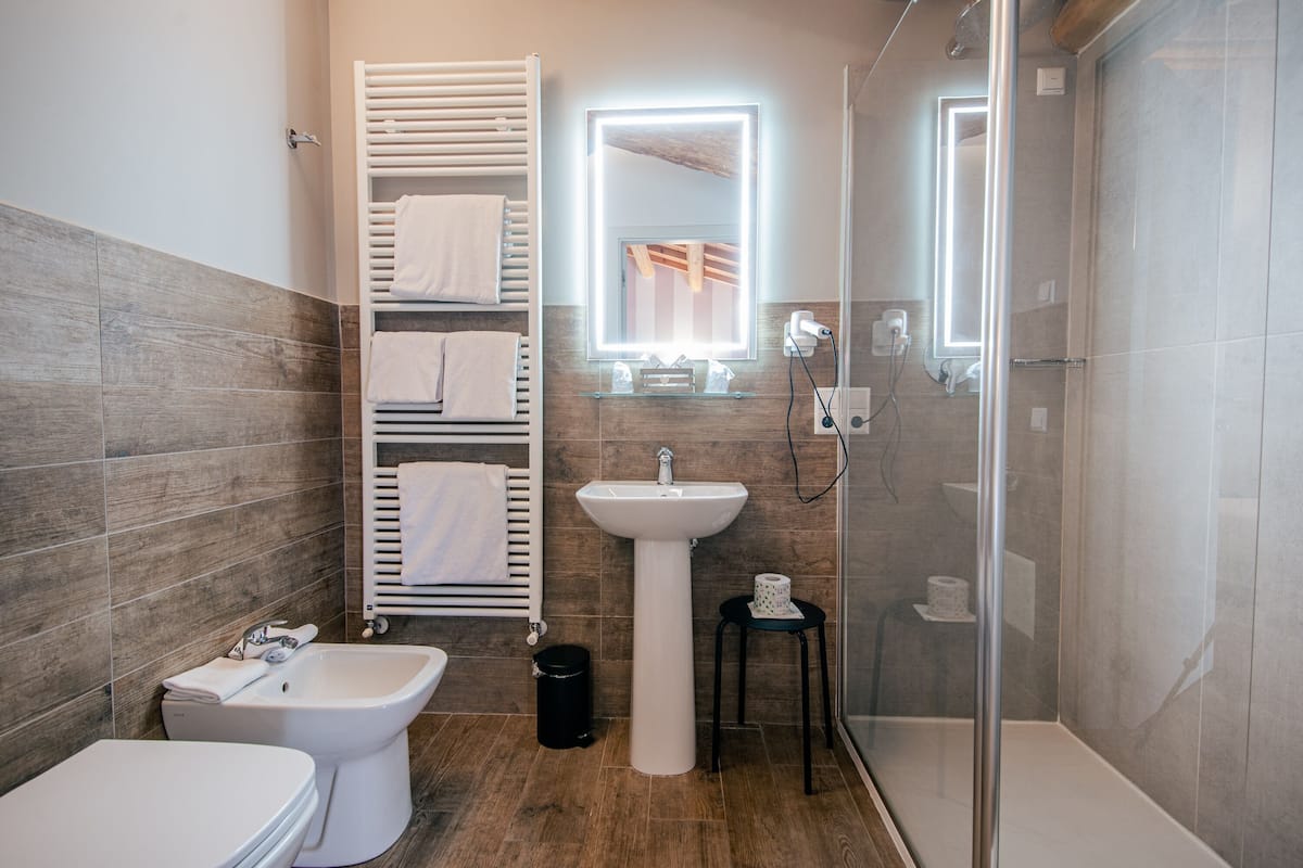 deluxe double room | bathroom | free toiletries, hair dryer, bidet, towels