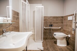 Double Room, mesra pergerakan | Bilik Mandi | Kelengkapan dandanan diri percuma, pengering rambut, bidet 