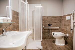 Habitación doble, accesible en silla de ruedas | Baño | Artículos de higiene personal gratuitos, secador de pelo, bidé y toallas