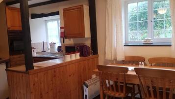 Cottage | Private kitchen | Fridge, microwave, oven, stovetop