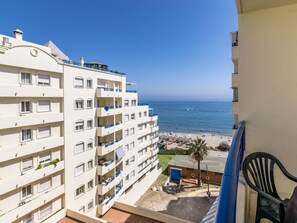 A multi-story hotel with balconies overlooking a beach. - Magnifico apartamento en Marbella con vistas al mar (Marbella)