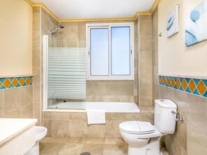 Tina, secadora de cabello, toallas 