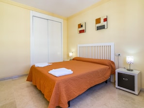 3 bedrooms, iron/ironing board, internet, bed sheets