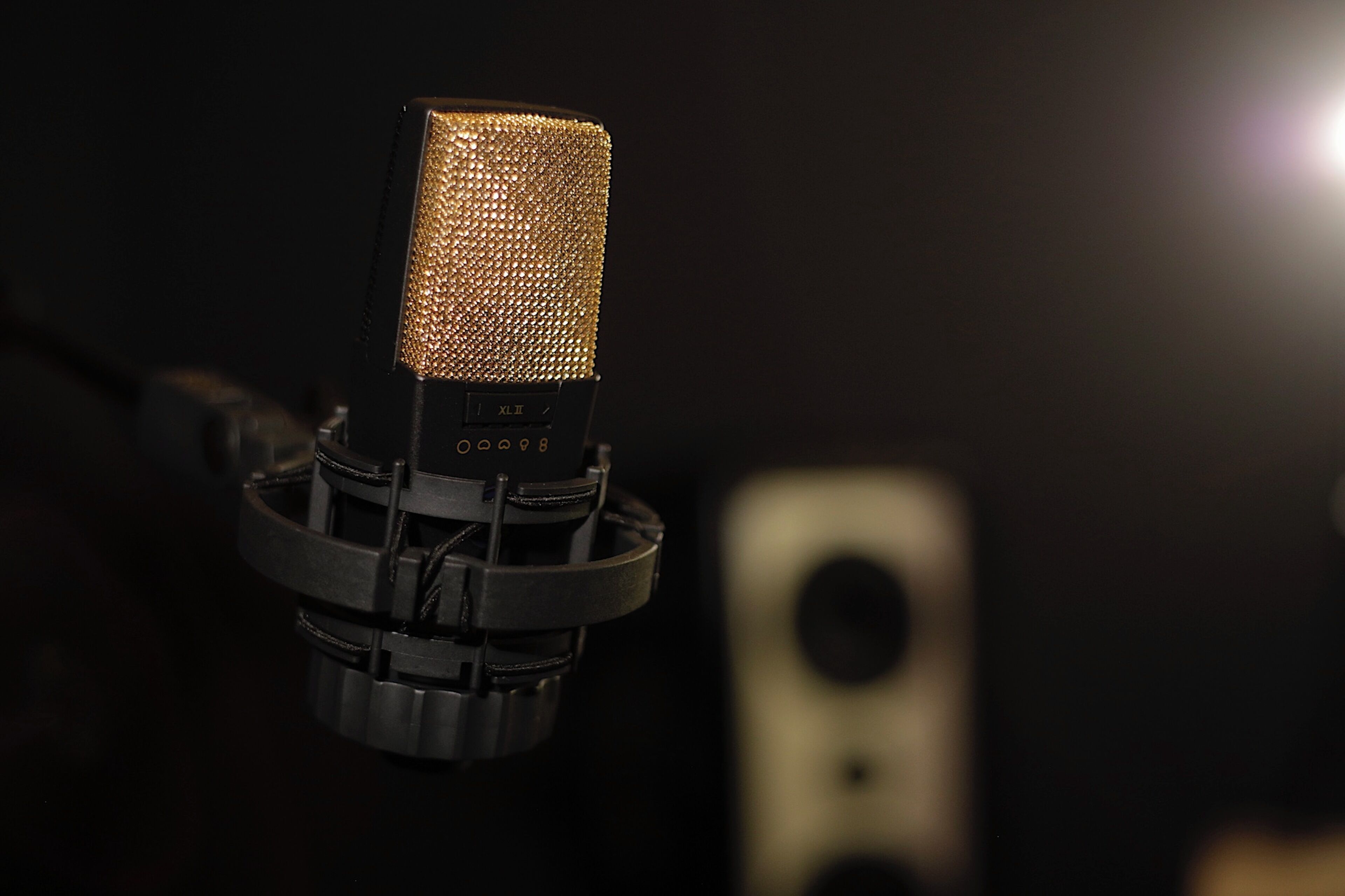 Un microphone doté d’une grille métallique et d’un panneau de commande avec des boutons.