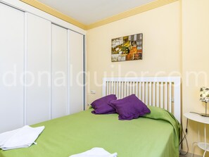 3 habitaciones, tabla de planchar con plancha, internet y ropa de cama 